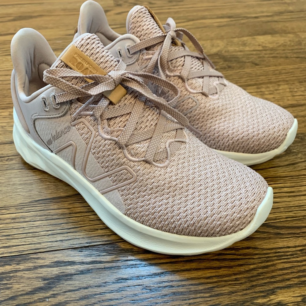 Pink women’s New Balances tennis shoes!